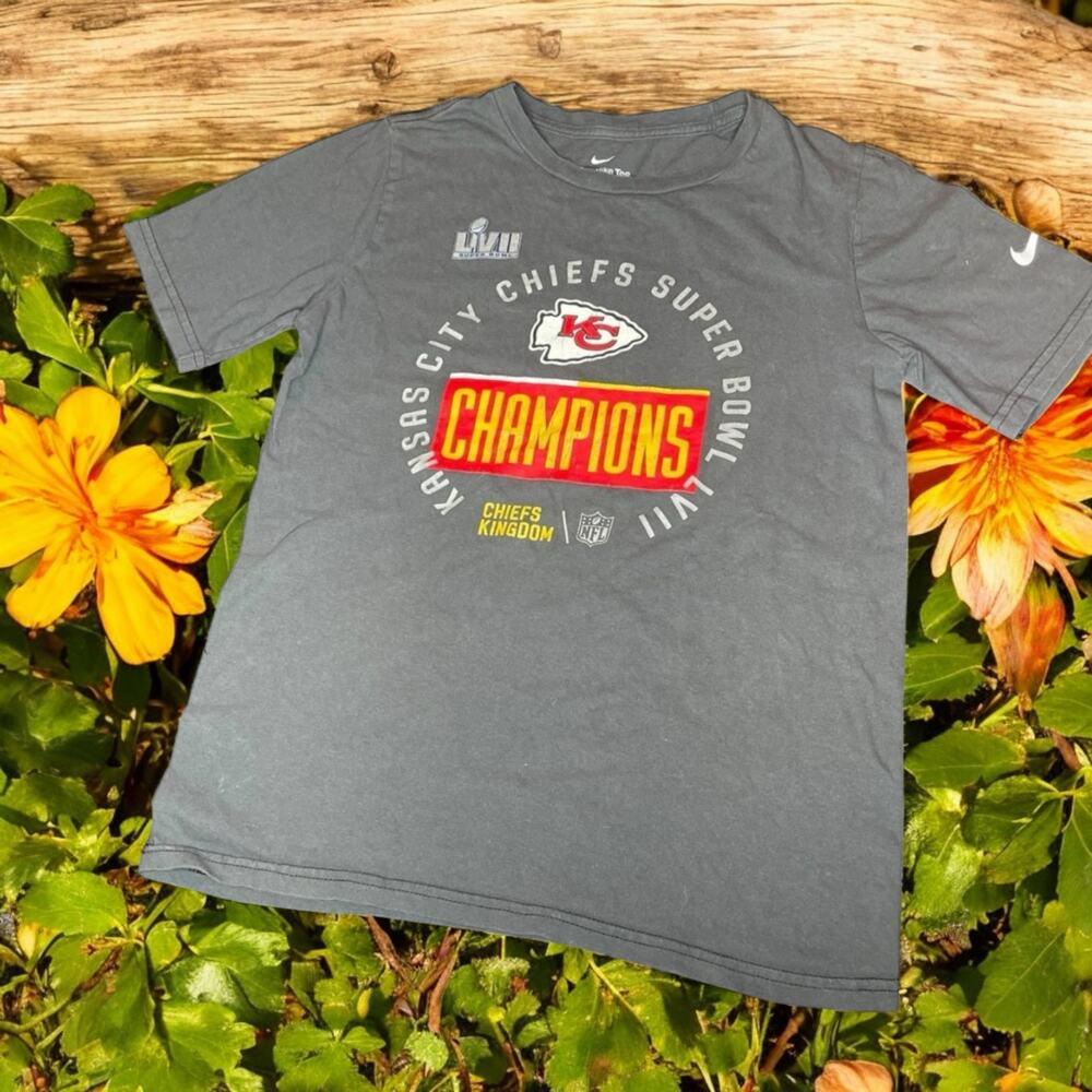Nike Kansas City Chiefs Youth L Super Bowl LVII Champion Shirt Mahomes Kelce